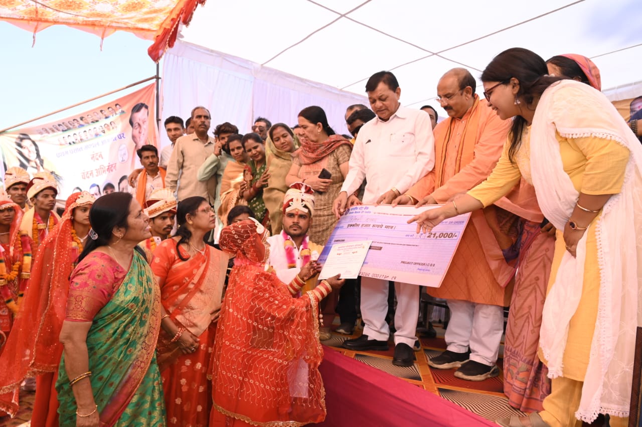 परिणय सूत्र में बंधने वाले नव दम्पतियों को कैबिनेट मंत्री श्री देवांगन ने दी शुभकामनाएं