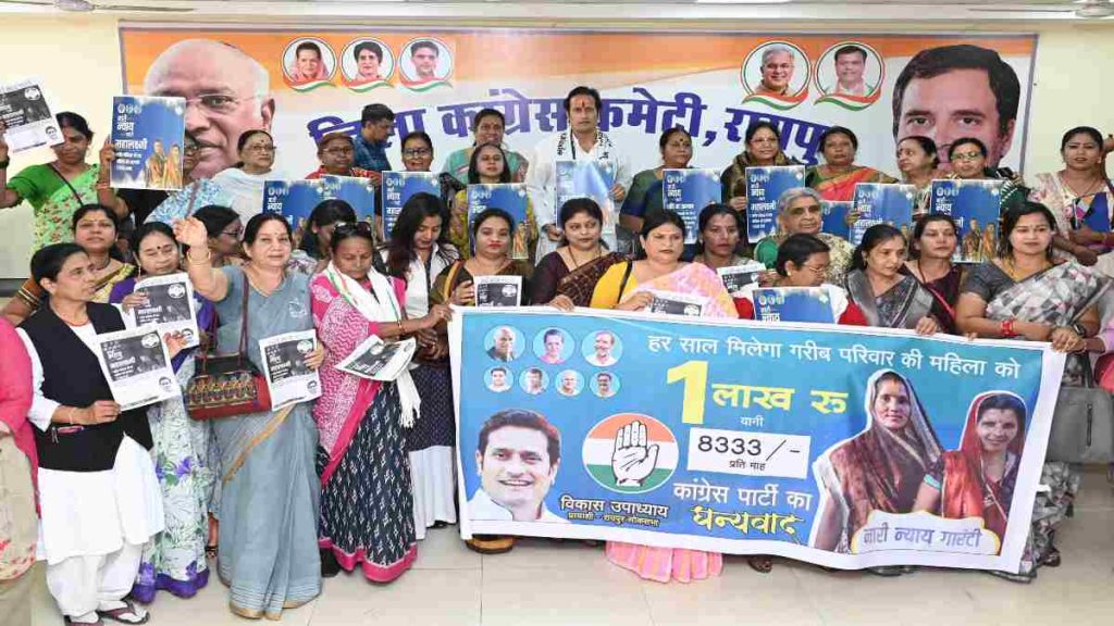 कांग्रेस की गारंटी : गरीब महिलाओं को मिलेगा एक लाख सालाना, महिलाओं ने मनाई खुशियां, फोड़े पटाखे, एक दूसरे को रंग गुलाल लगाकर खेली होली