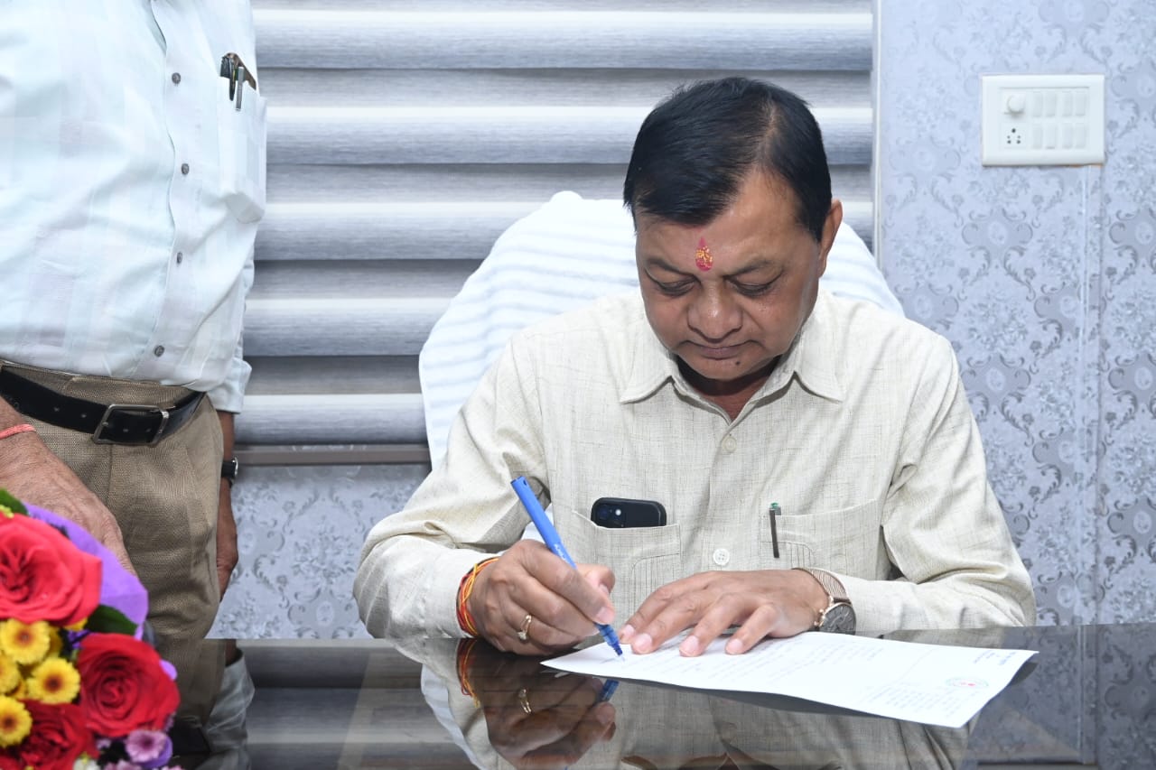 उद्योग मंत्री श्री देवांगन सीएसआईडीसी के अध्यक्ष का कार्यभार ग्रहण किया