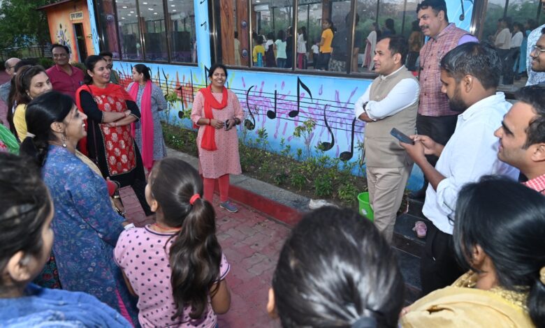 कलेक्टर डॉ. गौरव कुमार सिंह ने कला केन्द्र पहुंचकर प्रशिक्षुओं व पालकों से लिया फीडबैक, कैलीग्राफी, वैदिक शिक्षा, फैशन डिजाइनिंग, बेकरी, भाषा ज्ञान जैसे शॉर्ट टर्म प्रशिक्षण का भी मिला सुझाव