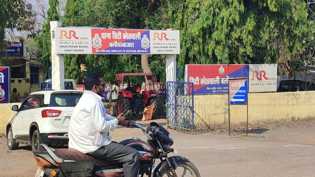 जिला प्रशासन के पास जब्त वाहनों को रखने की नहीं है जगह, कोतवाली के बाहर सड़क पर खड़े किए जा रहे गाड़ी से बढ़ी दुर्घटना की आशंका