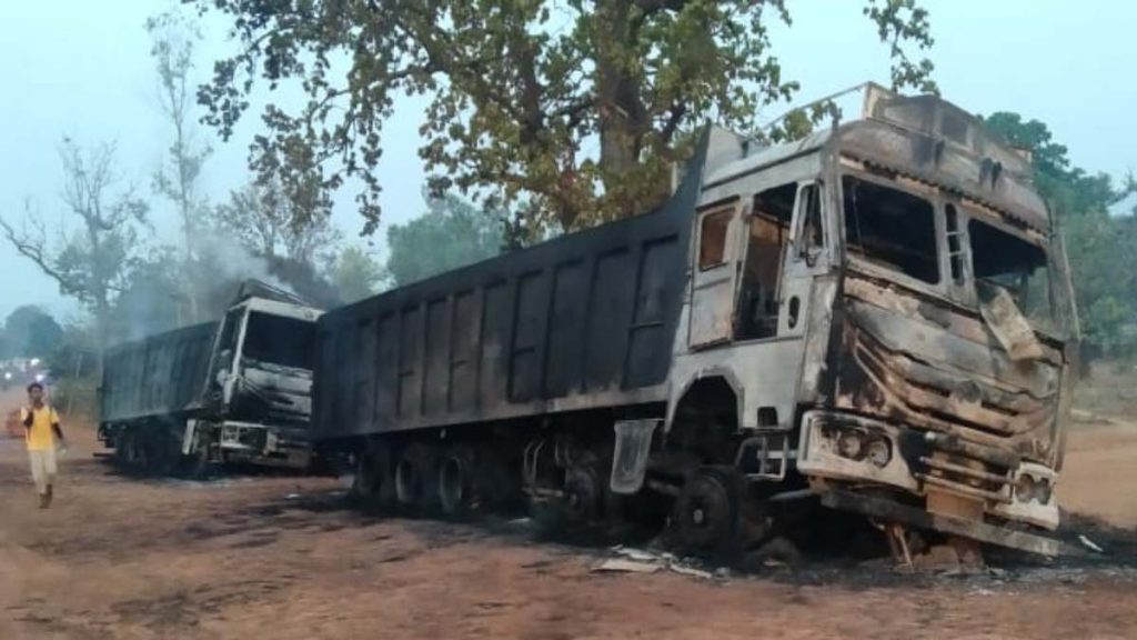 नक्सलियों की कायराना हरकत, 4 ट्रकों को किया आग के हवाले