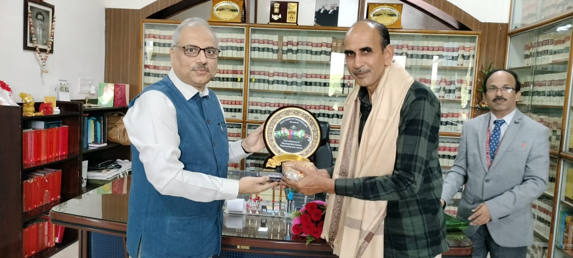 उच्च न्यायालय के अर्दली की सेवानिवृत्ति पर दी गई भावभीनी विदाई, मुख्य न्यायाधीश रमेश सिन्हा ने शॉल, श्रीफल भेंटकर किया सम्मानित