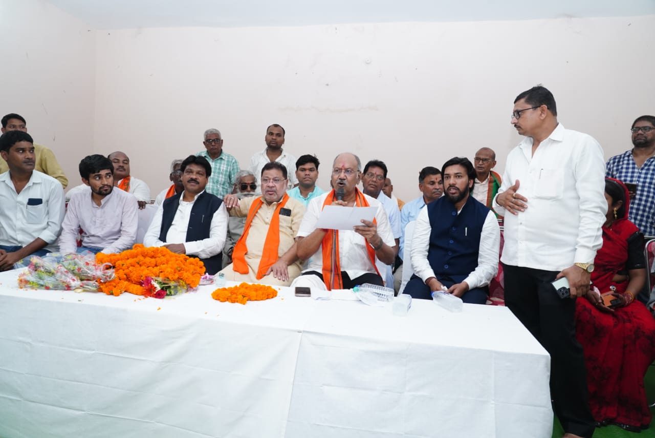 भाजपा प्रत्याशी बृजमोहन अग्रवाल मैराथन बैठकों में कर रहें कार्यकर्ताओं से सीधा संवाद