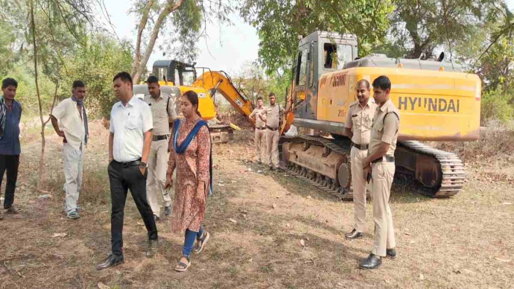त्रिवेणी संगम में रेत का अवैध कारोबार, कार्रवाई के बाद भी माफियाओं के हौसले बुलंद, आज फिर तीन चैन माउंटेन जब्त