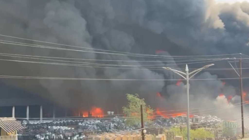 लगातार फैल रही बिजली दफ्तर में लगी आग, ट्रांसफॉर्मर हो रहे ब्लॉस्ट, घर, दुकान और दफ्तरों को कराया खाली