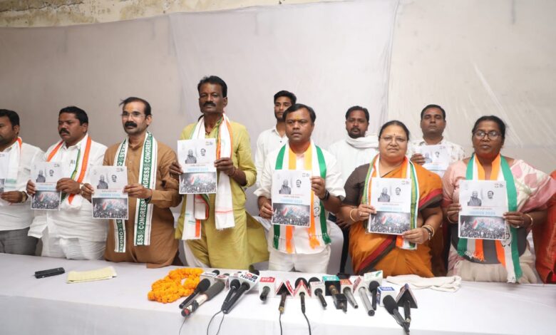 छत्तीसगढ़ में प्रदेश कांग्रेस अध्यक्ष दीपक बैज ने बालोद के गुंडरदेही में जारी किया घोषणा पत्र