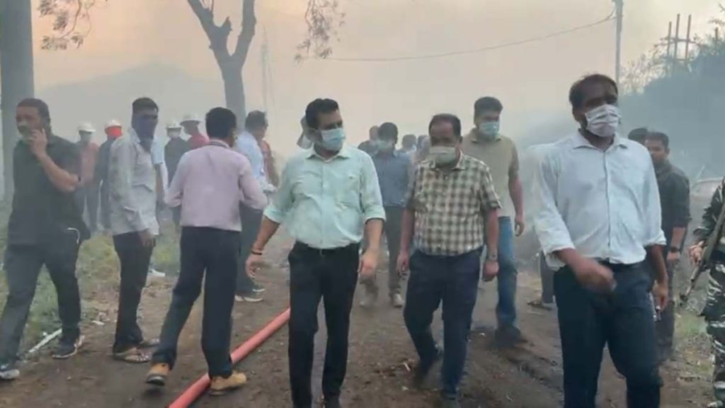 सीएम के सचिव दयानंद ने संभाला कमान, आग बुझाने में लगी है 30 से ज्यादा दमकल की गाड़ियां, अब स्थिति नियंत्रण में