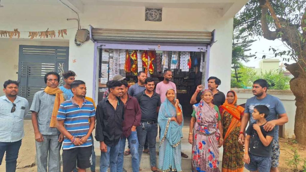 लगातार बिजली कटौती से परेशान ग्रामीणों ने किया प्रदर्शन, कहा- बिजली नहीं तो वोट नहीं