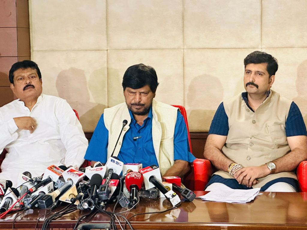 रामदास अठावले ने शायराना अंदाज में किया राहुल गांधी पर हमला, बोले- जिनको देश के लोकसभा चुनाव का नहीं है मालूम, उनका नाम है राहुल