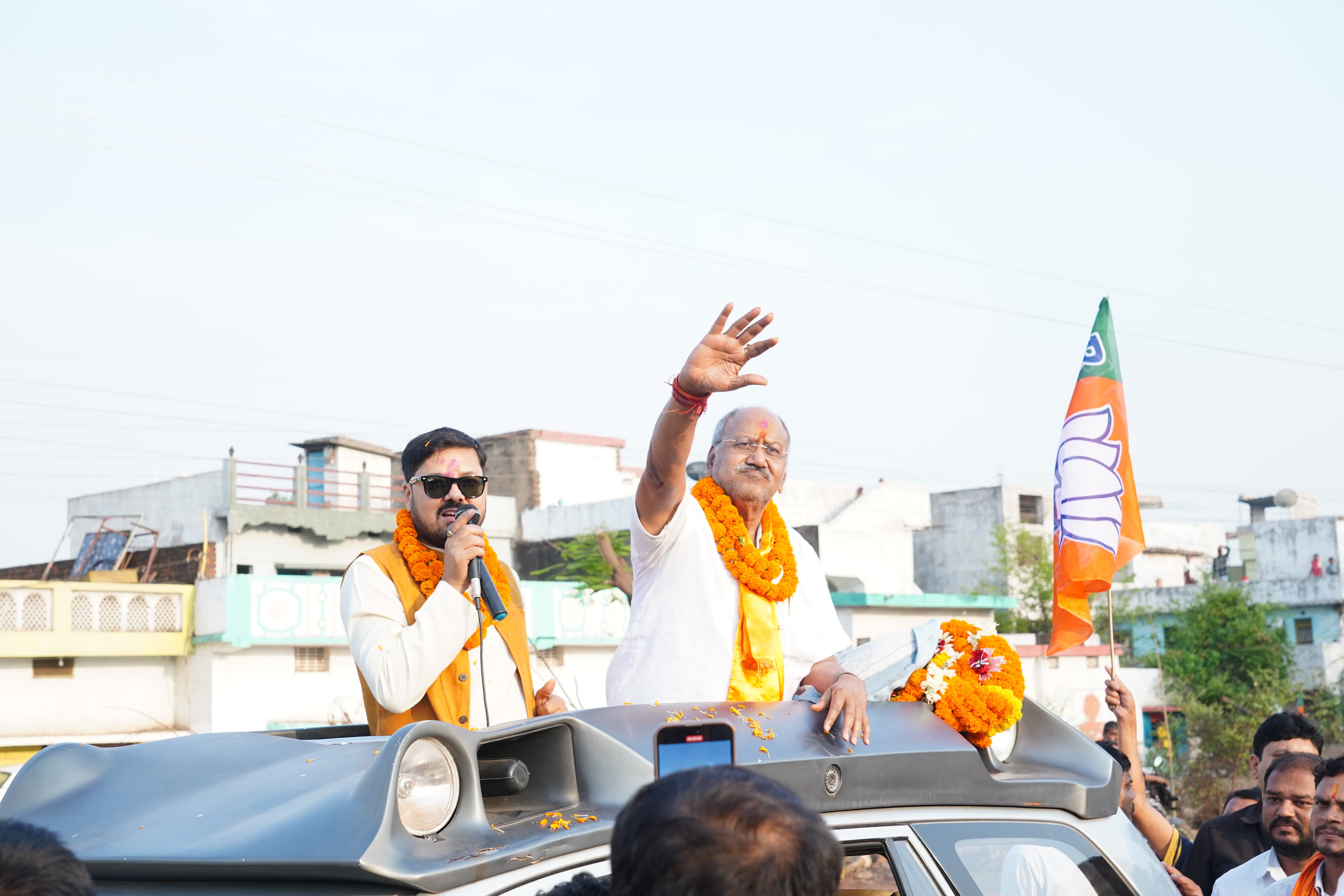 धरसीवां में बृजमोहन अग्रवाल ने दिखाया दम रोड शो के जरिए जनता से किया संपर्क