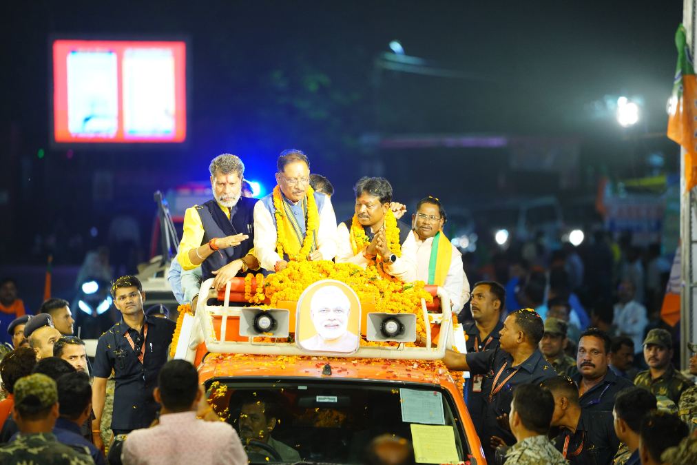 जगदलपुर में मुख्यमंत्री विष्णुदेव साय का रोड शो, उमड़ा जनसैलाब, साय ने महेश कश्यप के लिए मांगा वोट