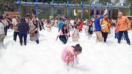 भिलाई स्&zwj;टील प्&zwj;लांट में दिखा कश्&zwj;मीर और शिमला जैसा नजारा, बच्&zwj;चों से लेकर बुजुर्गों ने जमकर लूटी मौज