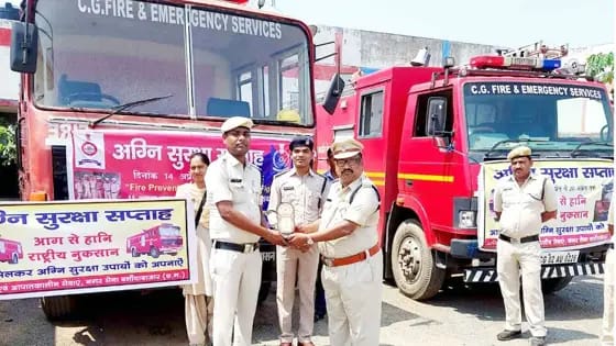 अग्निशमन सेवा दिवस पर उत्कृष्ट कार्य करने वाले नगर सैनिकों का हुआ सम्मान