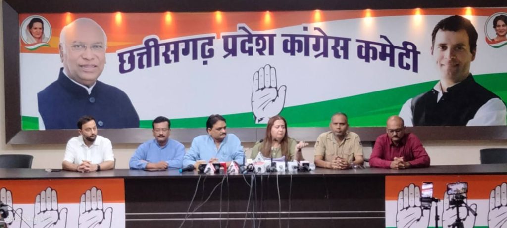 भाजपा के घोषणा पत्र पर कांग्रेस ने साधा निशाना, कहा- यह संकल्प पत्र नहीं मोदी का फोटो एलबम