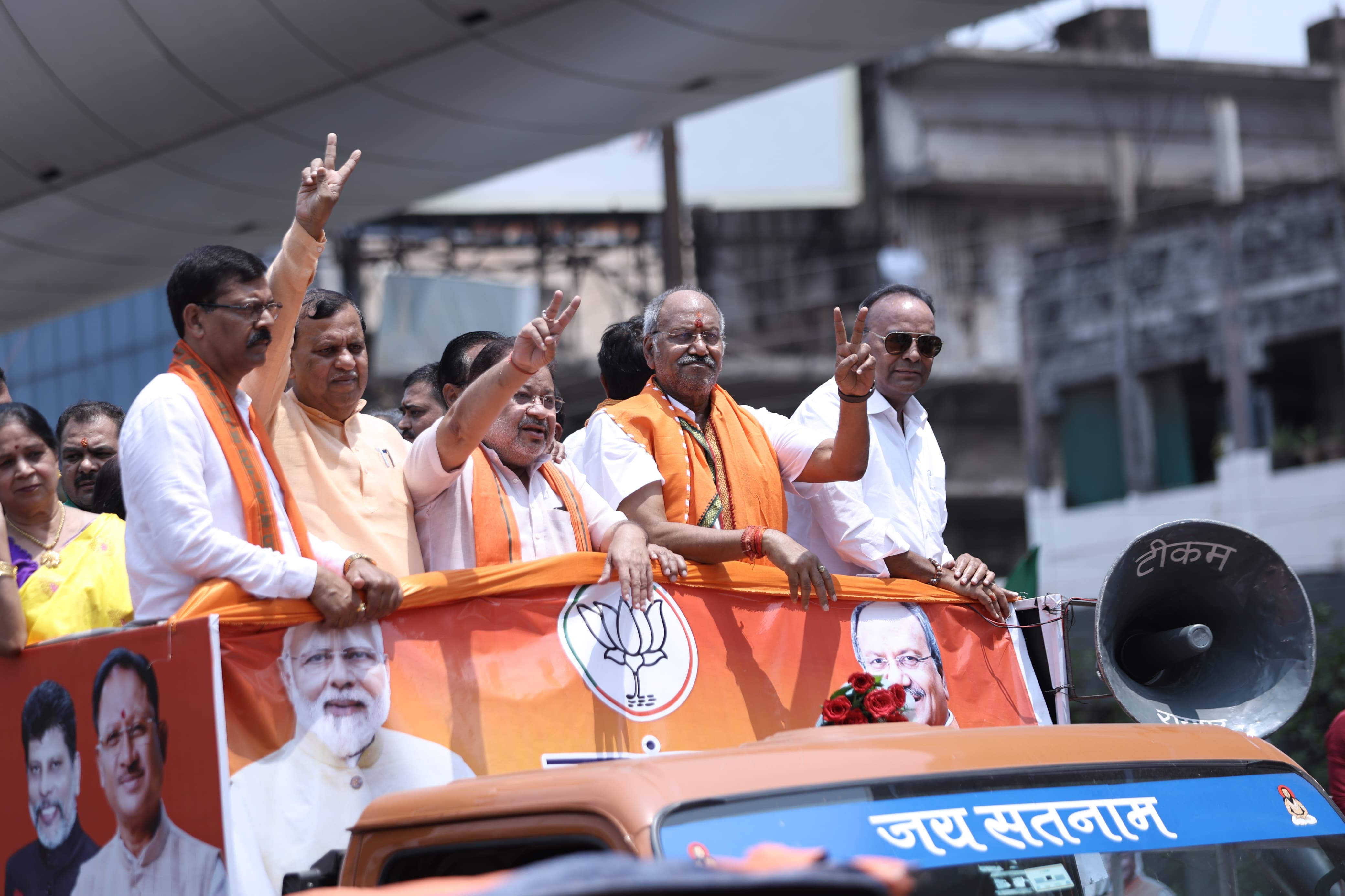 मुख्यमंत्री, उपमुख्यमंत्री समेत मंत्री मंडल के सदस्य और भाजपा के तमाम बड़े नेता बृजमोहन अग्रवाल की नामांकन रैली में शामिल हुए