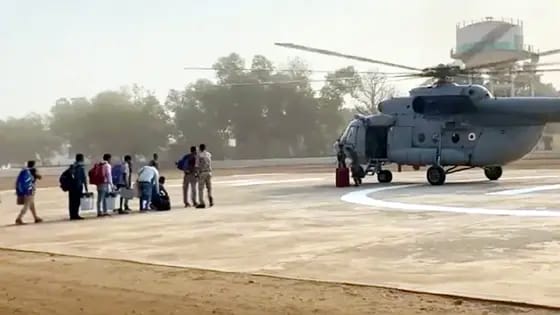 नक्सलगढ़ में मतदान कराने के लिए हेलीकाप्टर से रवाना हुई पोलिंग पार्टी
