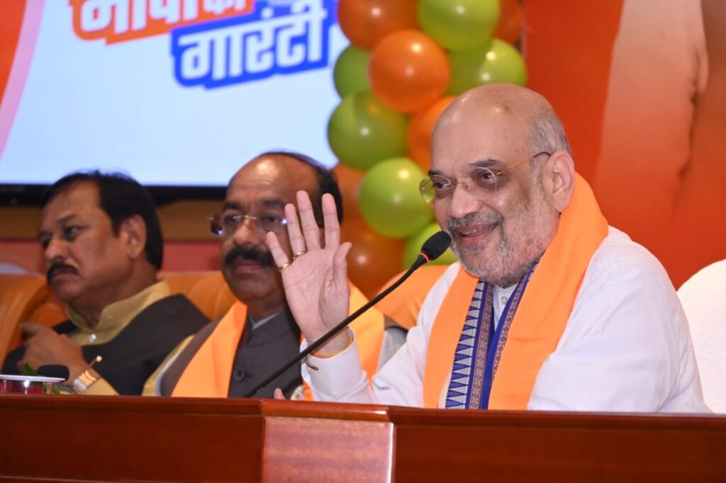 अमित शाह पहुंचे रायपुर, देर रात तक लेंगे चुनाव के मद्देनजर नेताओं की बैठक, कल तीन सभाओं में करेंगे शिरकत