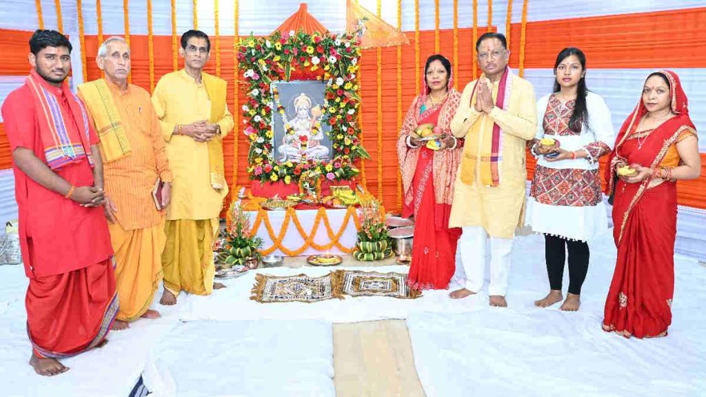 विष्णु देव साय ने हनुमान जन्मोत्सव पर मुख्यमंत्री निवास में की पूजा-अर्चना
