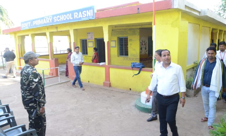 कलेक्टर सिंह ने किया आरंग विधानसभा के मतदान केंद्र और एसएसटी पाइंट का निरीक्षण