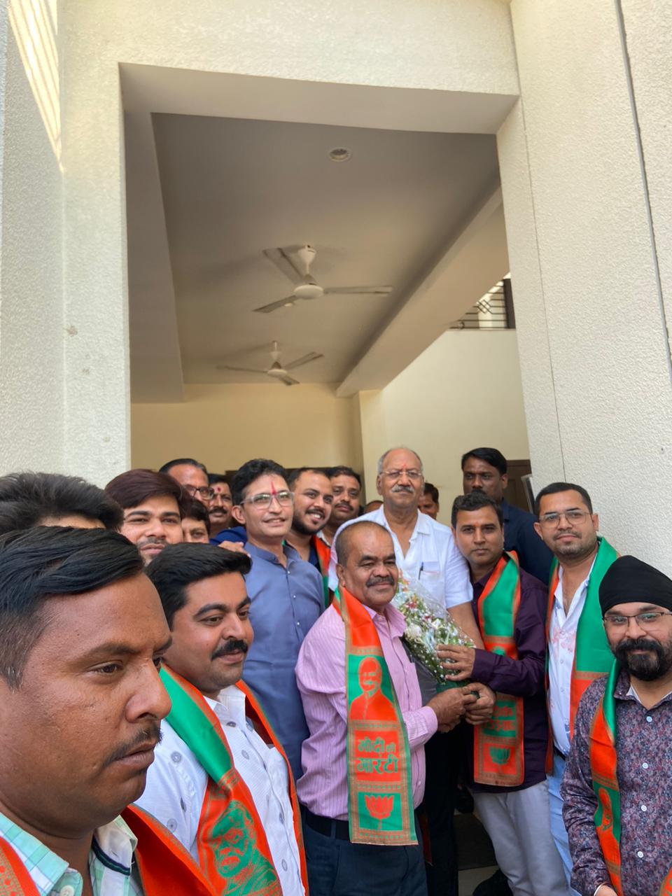 असंगठित कामगार कांग्रेस और किसान कांग्रेस के दर्जनों पदाधिकारी भाजपा में शामिल, बृजमोहन अग्रवाल ने भगवा गमछा पहनकर कराया प्रवेश