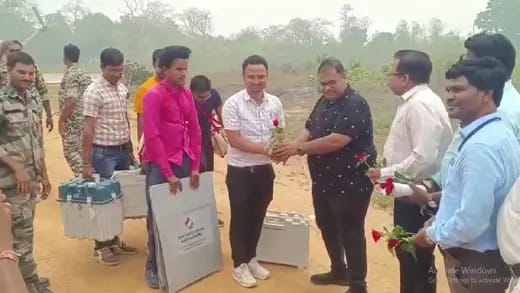 अतिसंवेदनशील इलाके में वोटिंग के बाद हेलीकाप्टर से लौटा मतदान दल, कलेक्&zwj;टर ने फूल देकर किया स्&zwj;वागत