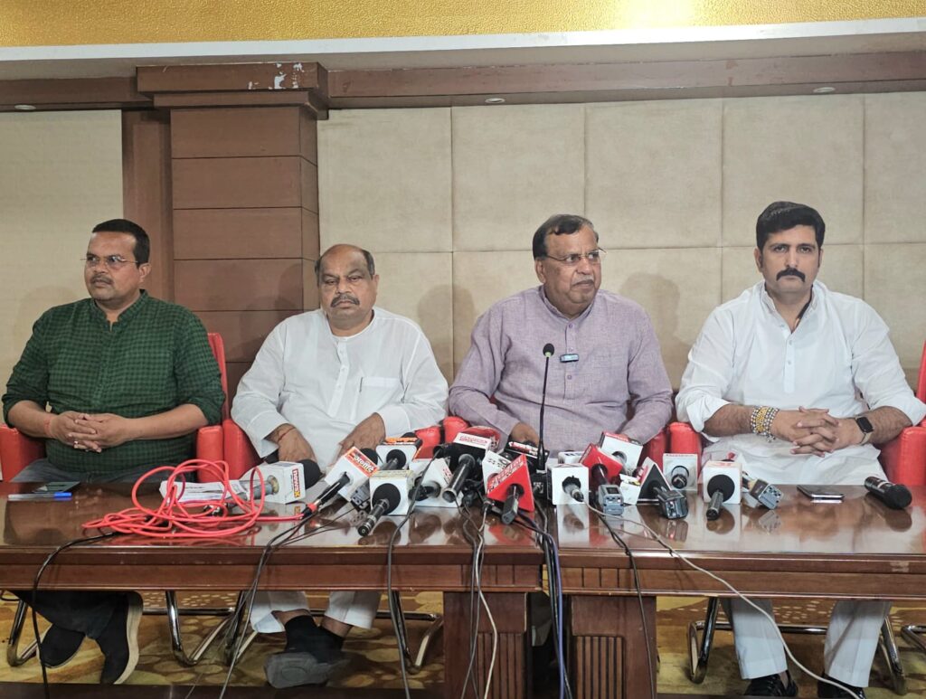 घोषणा पत्र पर घमासान: BJP ने प्रेस कांफ्रेंस कर कांग्रेस के घोषणा पत्र की बतायी खामियां, शिवरतन बोले, सभी वर्गों का हक छीनना चाहती है कांग्रेस