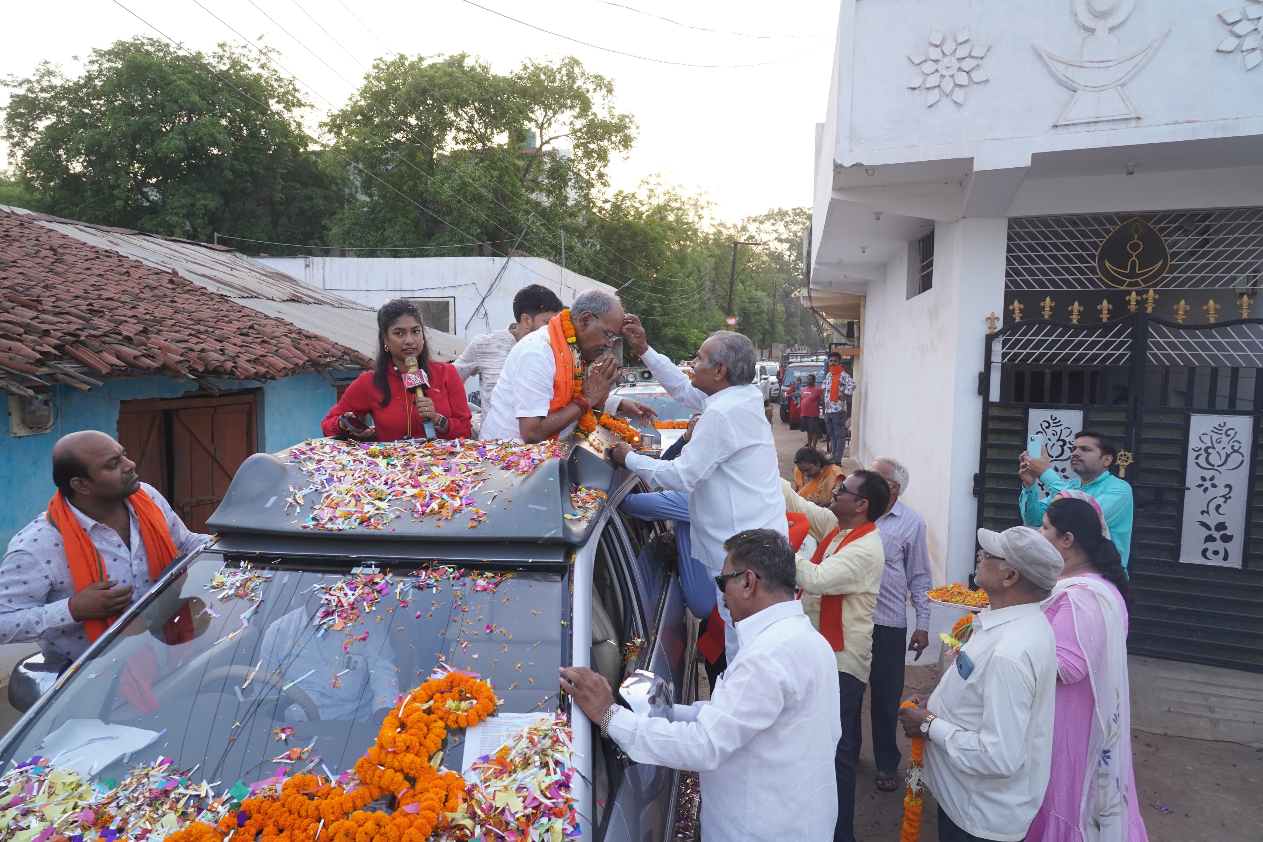 भाजपा प्रत्याशी बृजमोहन अग्रवाल ने खरोरा, बलौदा बाजार और भाटापारा में किया रोड शो