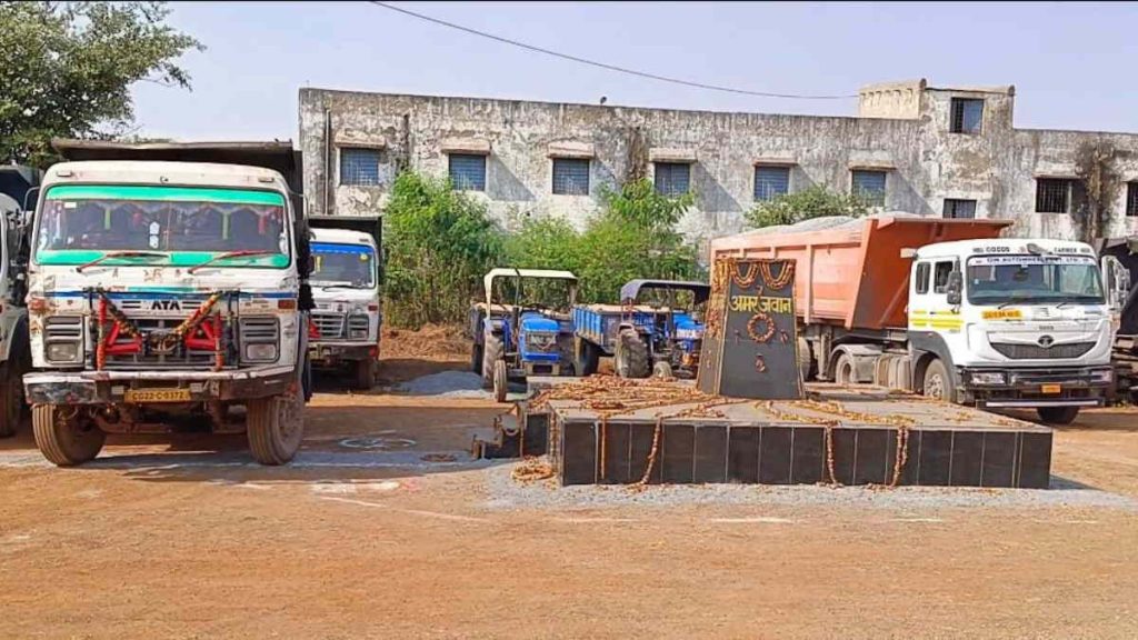 अवैध खनन पर खनिज विभाग की कार्रवाई, एक जेसीबी सहित 9 हाइवा किया जब्त, लगाया 3 लाख रुपए जुर्माना