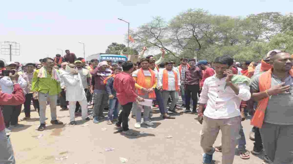 शिवालय तोड़ने वाले असली गुनहगारों को गिरफ्तार करने की मांग, हिंदू संगठन ने किया हाईवे जाम