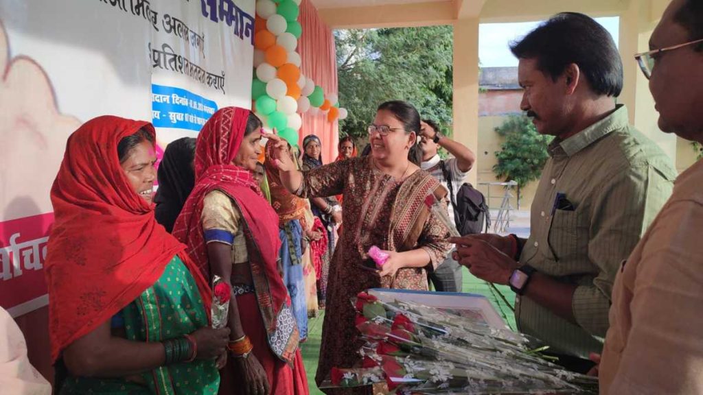 लोकतंत्र के महापर्व में भागीदारी निभाने लौंटे मजदूर, श्रमिकों को तिलक लगाकर दिया मतदान का आमंत्रण