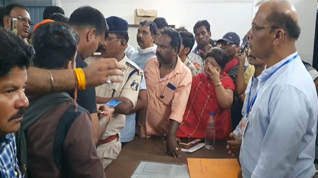 NEET की परीक्षा में बड़ी गड़बड़ी: पहले बच्चों को बांटा गया गलत प्रश्नपत्र, फिर 45 मिनट बाद बदल दिया, आक्रोशित परिजनों ने किया हंगामा