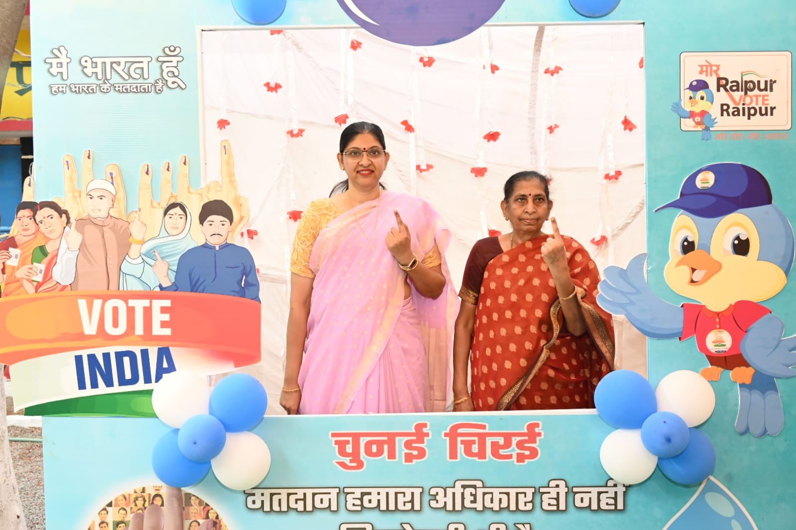 मुख्य निर्वाचन पदाधिकारी रीना बाबासाहेब कंगाले ने किया मतदान