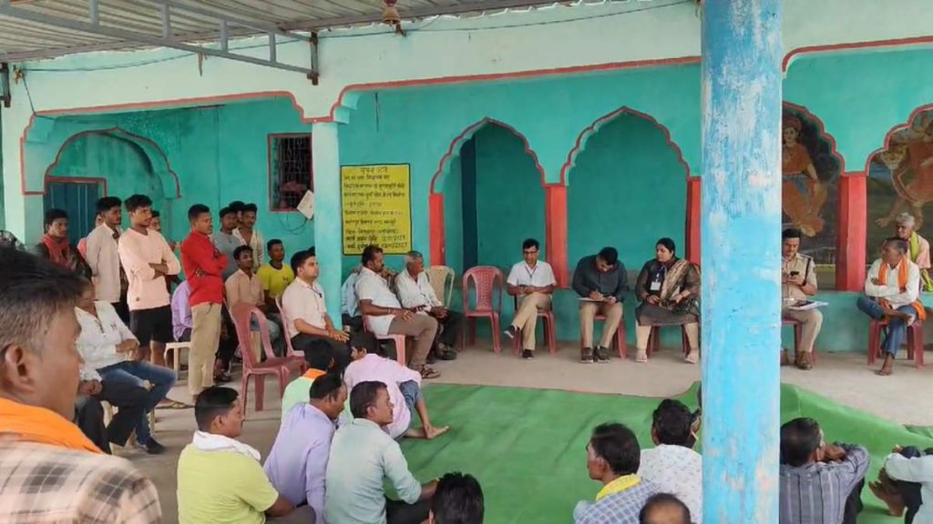 मतदान के बीच नाराज ग्रामीणों ने किया चुनाव का बहिष्कार, समझाइश देने में जुटे निर्वाचन अधिकारी