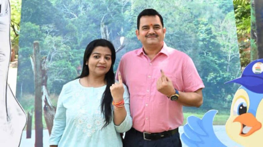 आईएएस पी दयानंद और बसवाराजू ने किया मतदान&hellip;