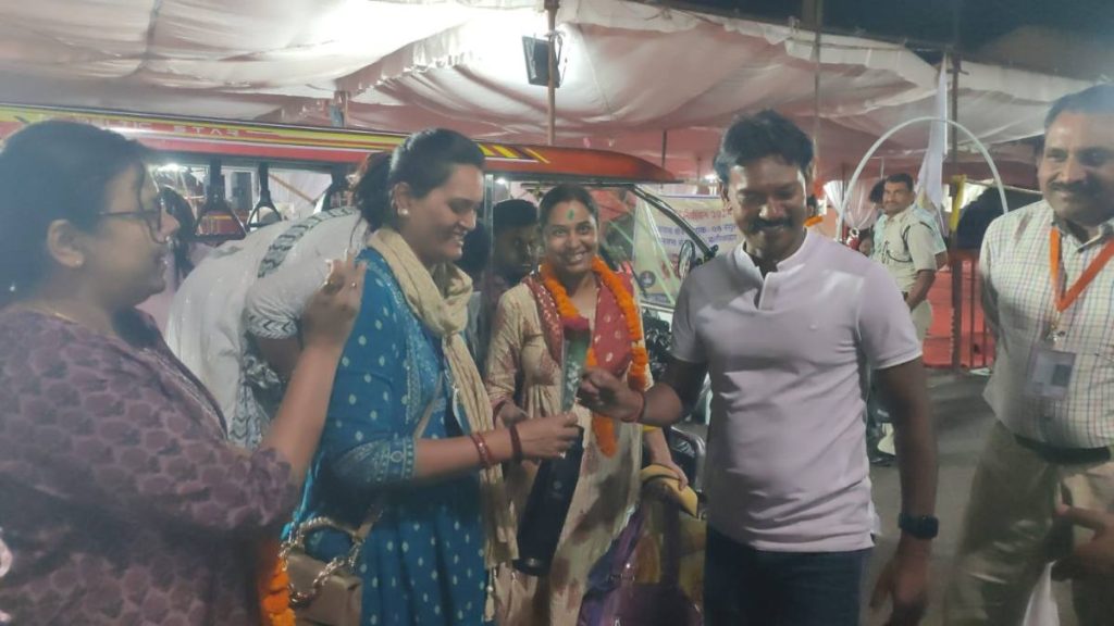 कलेक्टर ने मतदान दलों का माला पहनाकर और मुंह मीठा कराकर किया स्वागत, कड़ी सुरक्षा के बीच स्ट्रांग रूम में रखा गया ईवीएम