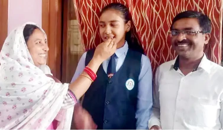 जशपुर के सरकारी स्&zwj;कूल की सिमरन ने हासिल किया 99.50 प्रतिशत अंक, बनना चाहती है आईएएस