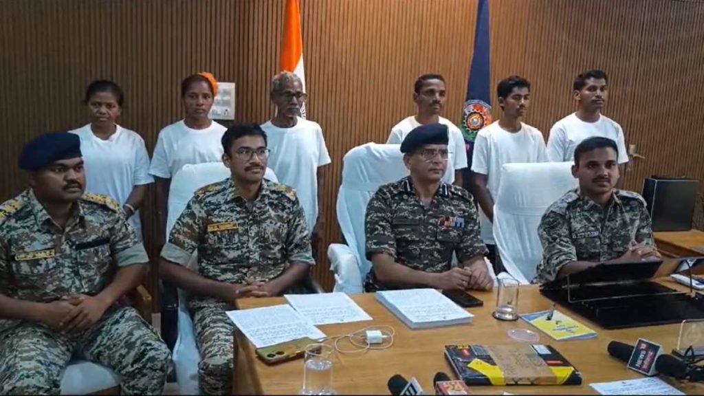 लाल आतंकियों पर खाकी का असर : 2 महिला समेत 6 हार्डकोर इनामी नक्सलियों ने किया सरेंडर, सरकार ने 36 लाख रुपये का रखा था इनाम