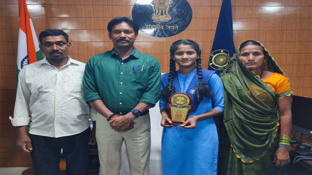 राजमिस्त्री पिता और मां ने मजदूरी कर बेटी को पढ़ाया, 12वीं में प्रीति यादव ने प्रदेशभर में हासिल किया तीसरा स्थान, कलेक्टर ने किया सम्मानित, जानिए सफलता की कहानी&hellip;