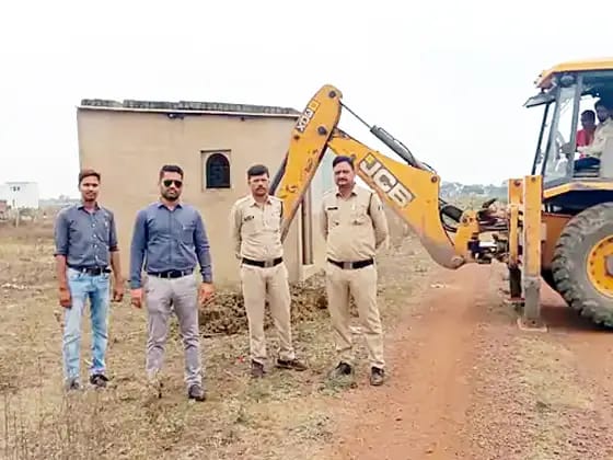 अवैध प्लाटिंग पर जिला प्रशासन का चला बुलडोजर