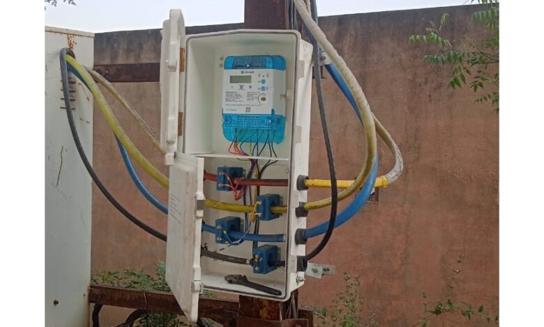 मीडियाकर्मी आवासीय परिसर के ट्रांसफार्मर में लग रहे स्मार्ट मीटर, बिजली की खपत और चोरी पर रहेगी नजर