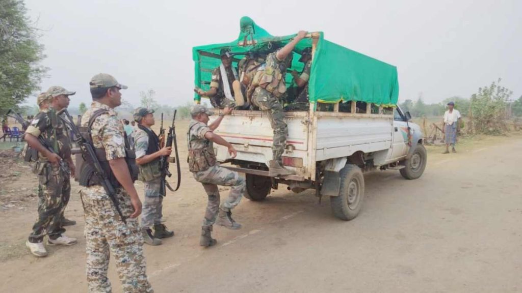 कवर्धा हादसे के बाद मालवाहकों पर सवारी ढुलाने पर हो रही कार्रवाई, इधर सुरक्षा बलों के जवान उसी गाड़ी से कर रहे ड्यूटी