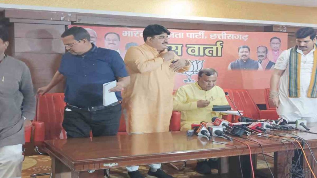 झीरम कांड पर सियासत : BJP नेता शिवरतन बोले &ndash; छत्तीसगढ़ को नक्सल मुक्त बनाने काम कर रही सरकार, PCC चीफ बैज नक्सलियों का कर रहे समर्थन