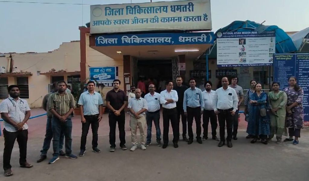 जिला अस्पताल के डॉक्टरों ने कलेक्टर के खिलाफ किया प्रदर्शन, दुर्व्यवहार करने का लगाया आरोप, कार्रवाई नहीं हुई तो करेंगे हड़ताल