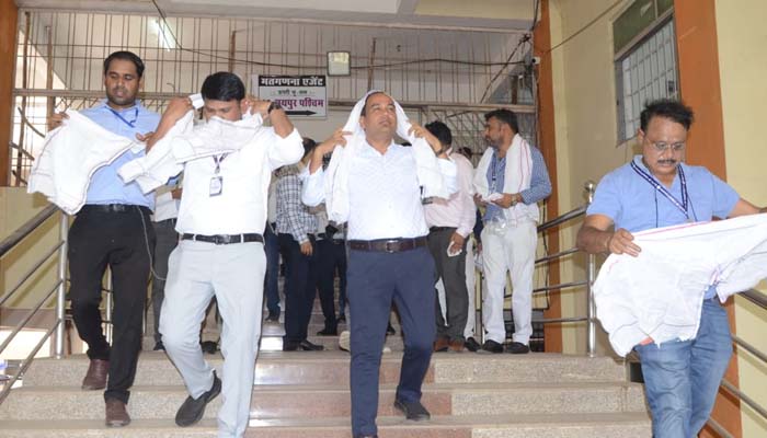 कलेक्टर ने किया मतगणना स्थल का निरीक्षण, दिए आवश्यक निर्देश,लू से बचने कलेक्टर ने वितरित किए गमछे