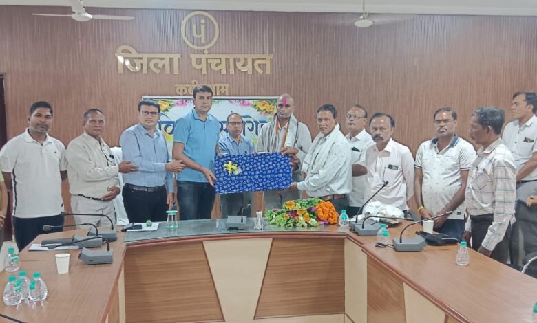 प्रभारी जिला आकेक्षण को सेवानिवृत्ति होने पर जिला पंचायत अपरिवर द्वारा की गई विदाई