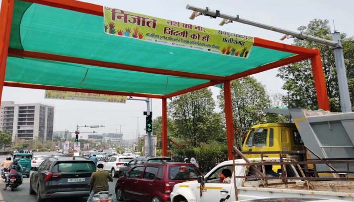 निजात की पोस्टर के साथ यातायात पुलिस की पहल पर सिग्नल लगे चौक चौराहों में लगाया पंडाल