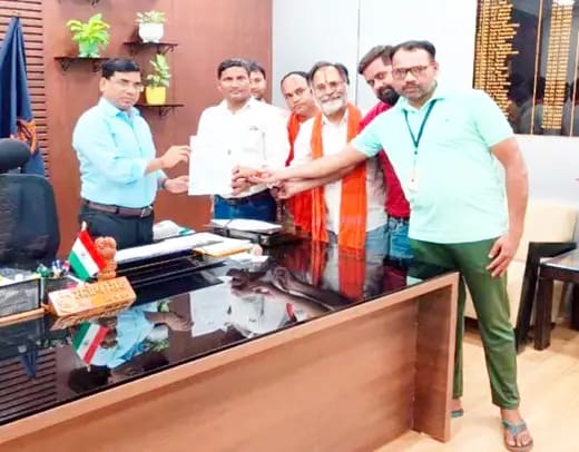 रायपुर में ऑटो और ई-रिक्शा चालकों ने की SSP संतोष सिंह से यातायात पुलिस की शिकायत