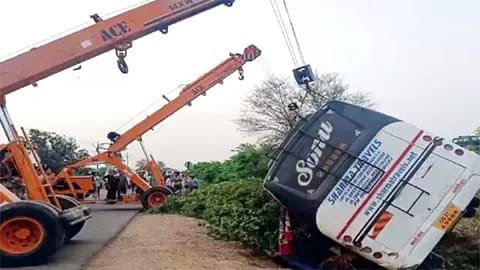 छत्तीसगढ़ के यात्रियों से भरी बस यूपी में पलटी, दो की मौत
