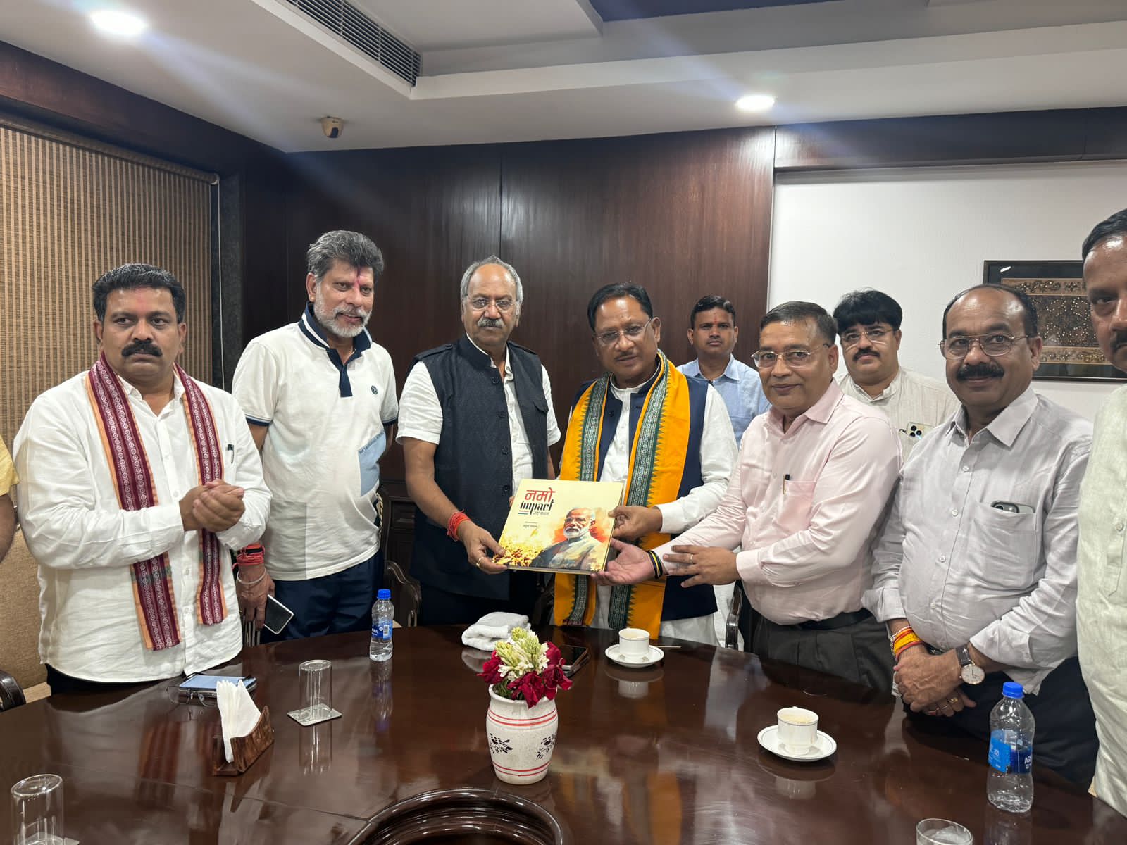 पत्रकार अतुल सिंघल ने प्रधानमंत्री मोदी की नीतियों पर आधारित कॉफी टेबल बुक नमो इम्पैक्ट राष्ट्र प्रथम की प्रति मुख्यमंत्री साय को भेंट